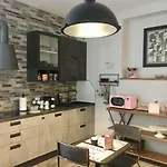 Industrial Chic House - Private Parking 게스트하우스 3*