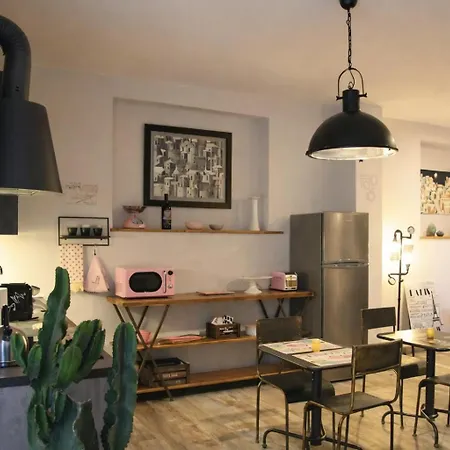 Industrial Chic House - Private Parking 게스트하우스 3*