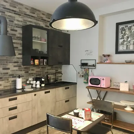 Industrial Chic House - Private Parking 게스트하우스 3*
