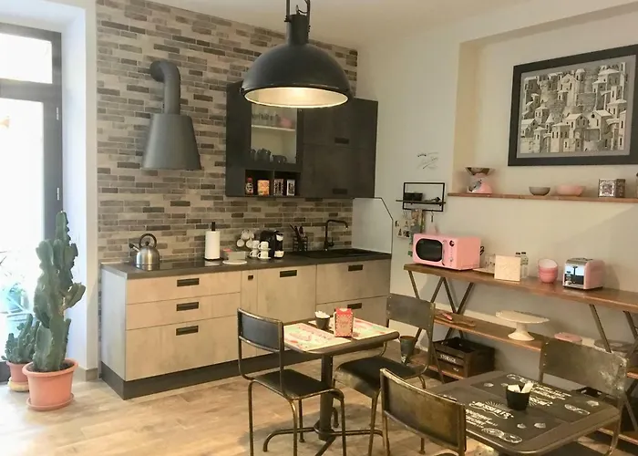 بيت ضيافة Industrial Chic House - Private Parking 3*