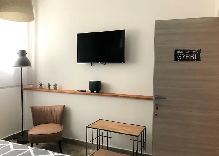 Industrial Chic House - Private Parking بيت ضيافة أورفييتو